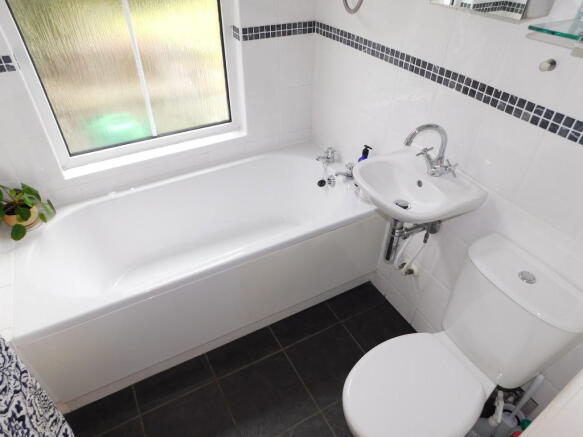 GROUND FLOOR BATH...