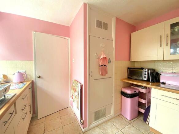 60 Gwyneth Grove - Kitchen3.jpg