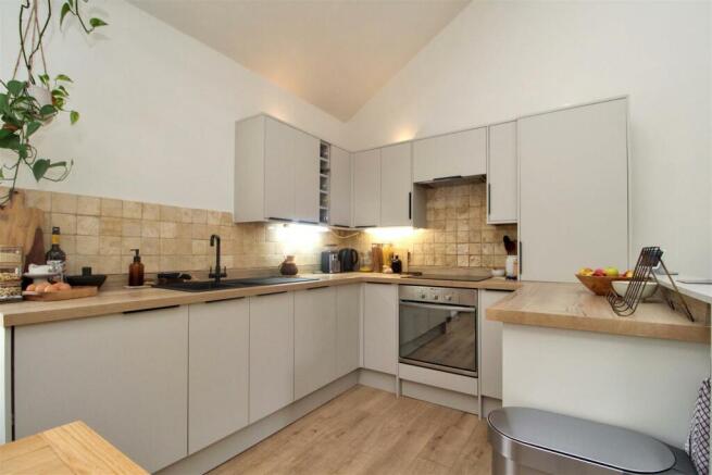 FITTED KITCHEN