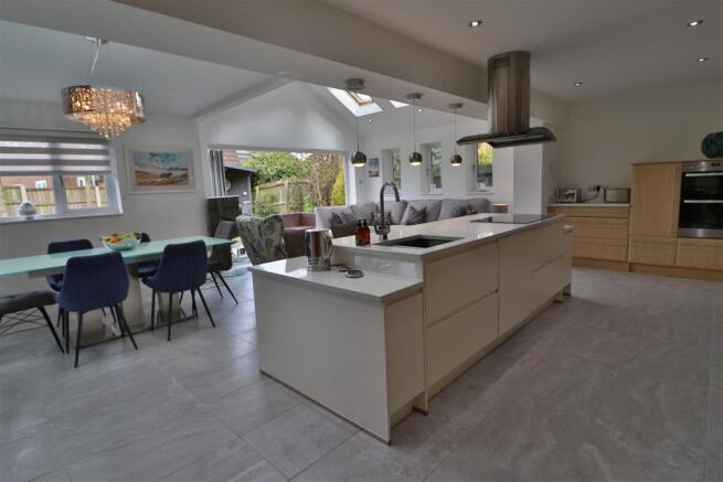 OPEN PLAN FAMILY/DINING ROOM/KITCHEN