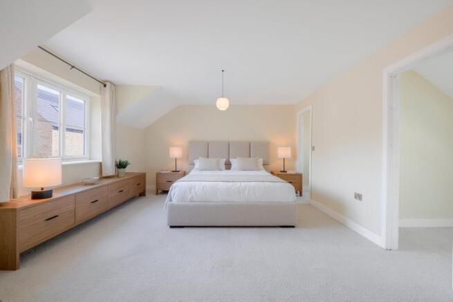 5 bed Detached for sale Image 4