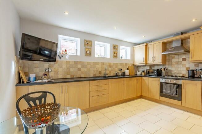 Kitchen (2)-HDR copy.jpg