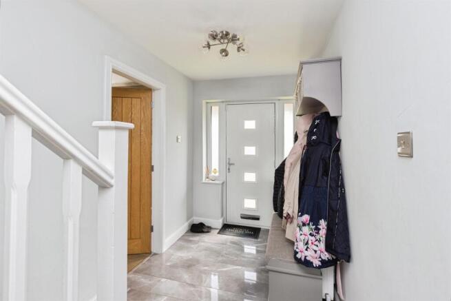 5 bed Detached for sale Image 8