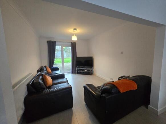 6 bed Semi-Detached to rent Image 5