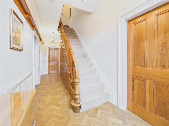 6 bed Semi-Detached for sale Image 5