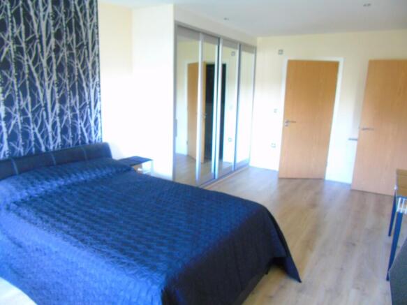 2 bed Penthouse to rent Image 12