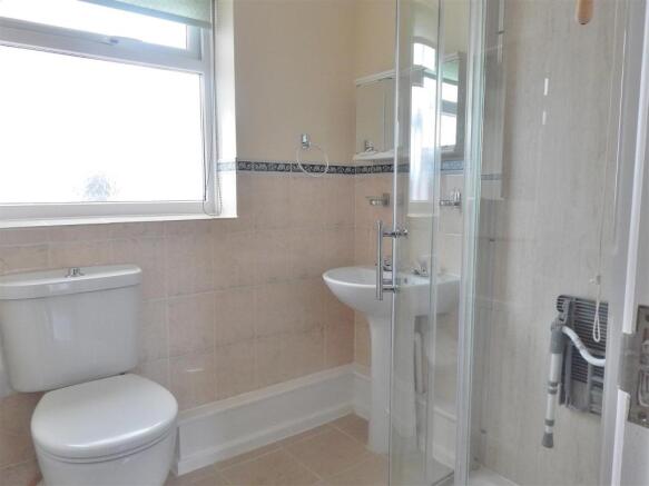 BATHROOM 3 .JPG