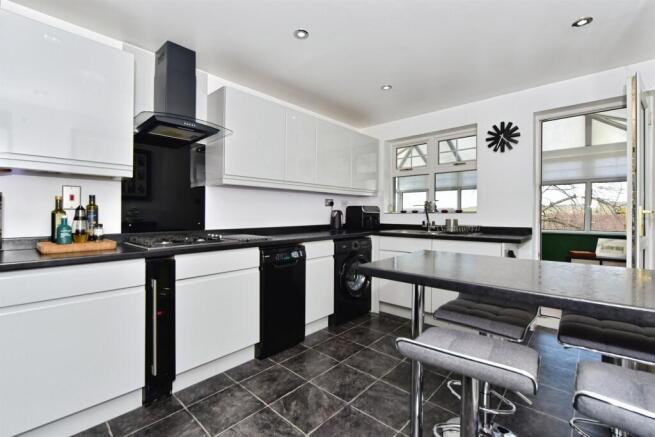 4 bed Detached for sale Image 6