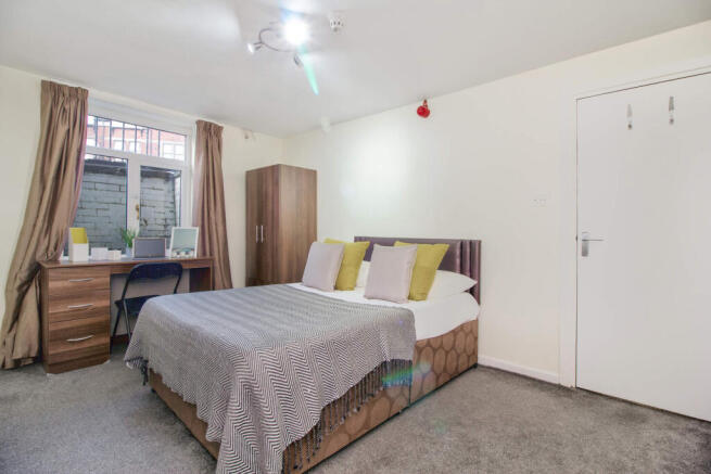 4 bed House to rent Image 7