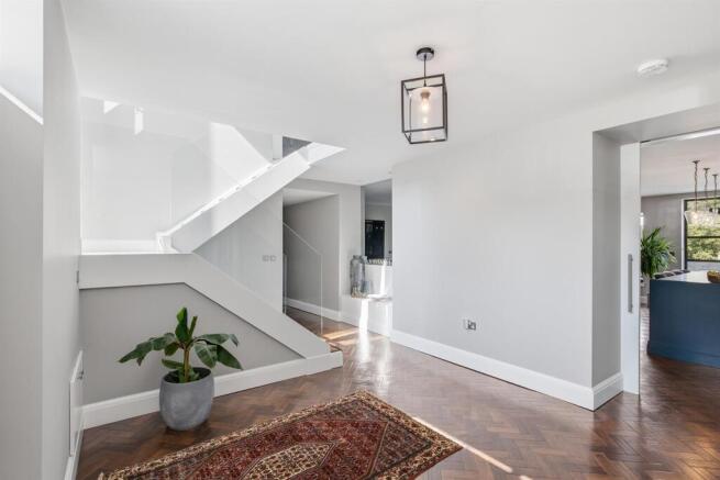 5 bed Detached for sale Image 4