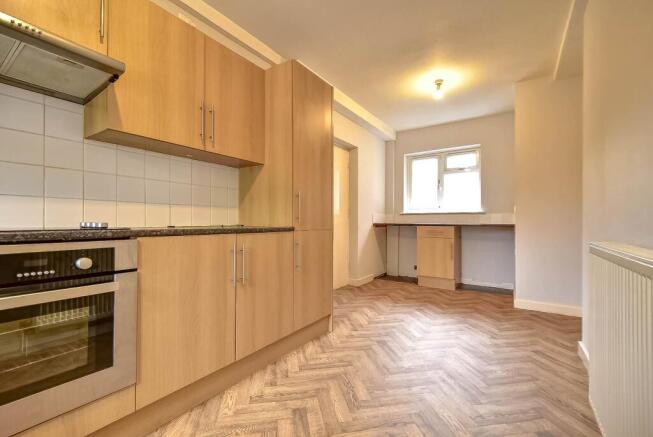 2 bed Terraced to rent Image 5