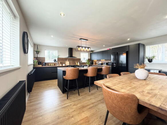 4 bed Detached for sale Image 4