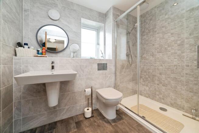 4 bed Detached to rent Image 8