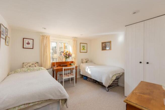 5 bed House for sale Image 10