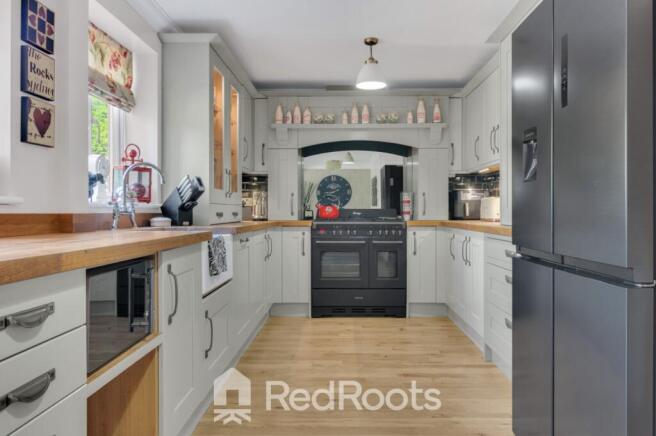 4 bed Detached for sale Image 8