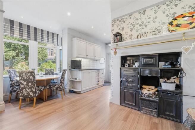6 bed Semi-Detached for sale Image 4