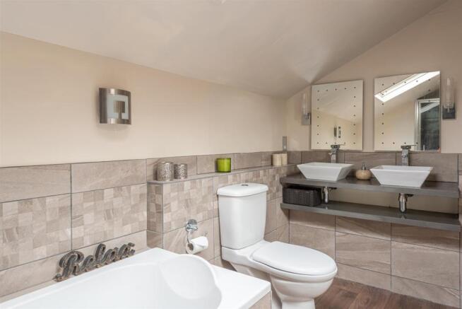 MASTER EN-SUITE