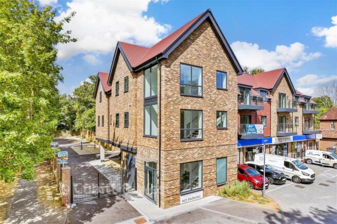 1-bed flat on Prospect House, Outwood Lane, Chipstead, Surrey, £320,000