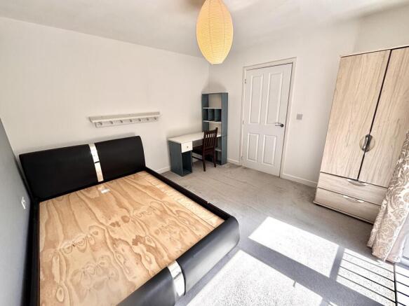 4 bed House to rent Image 11