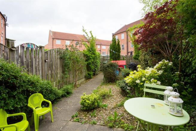 3 bed Terraced to rent Image 8