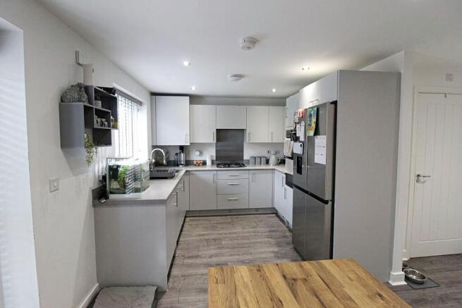 4 bed Semi-Detached for sale Image 10