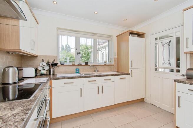 4 bed Detached for sale Image 9