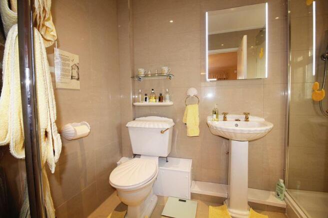 Bed 2 ensuite b