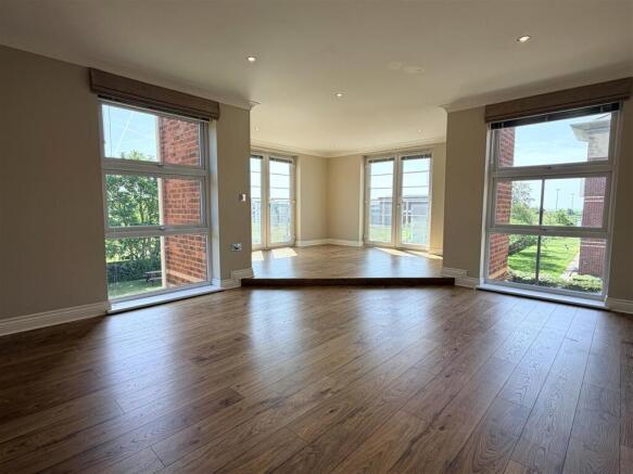 LOUNGE WITH DINING AREA
