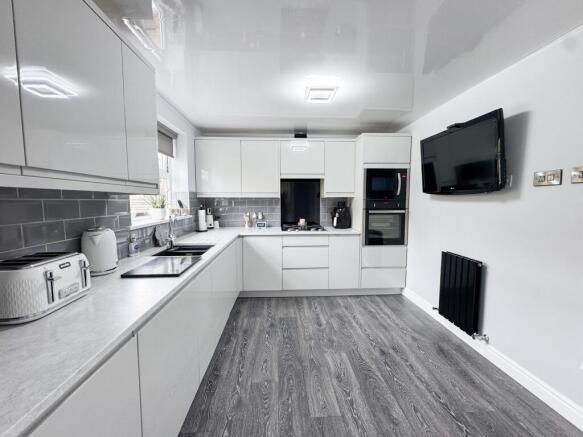4 bed Detached for sale Image 6