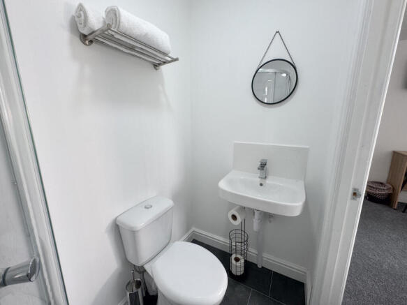 5 bed House to rent Image 6