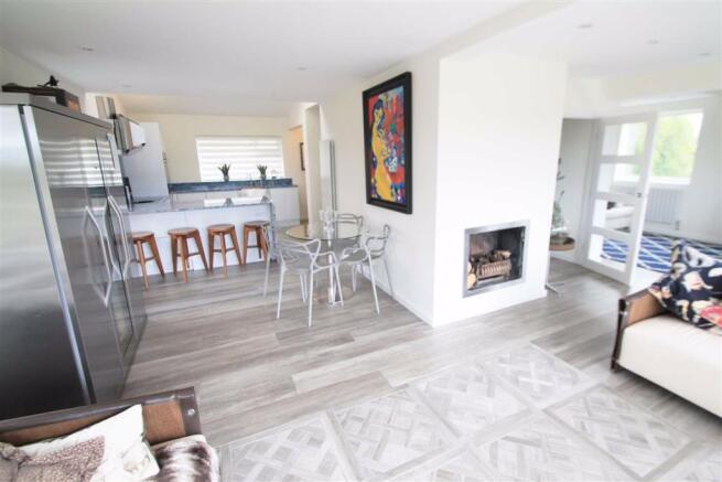 OPEN PLAN LIVING AREA
