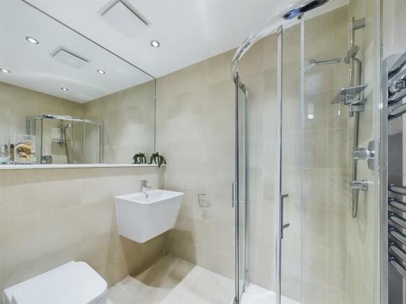 bed 1 ensuite.jpg