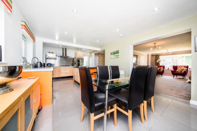 KITCHEN/DINING RO...