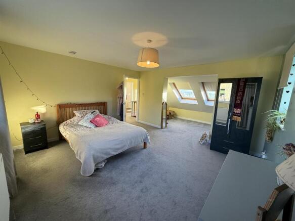 Main bedroom or living room (1st floor)