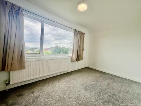 4 bed House to rent Image 12