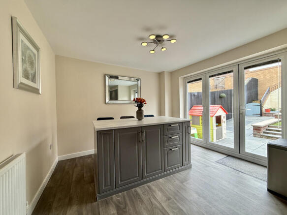 4 bed Town House for sale Image 8