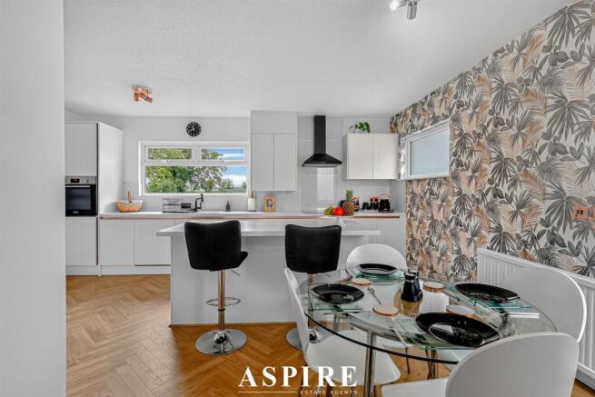 Lingfield Drive, Rochford photo 4