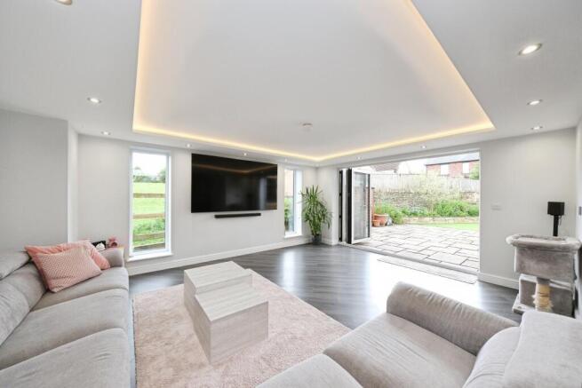 5 bed Detached for sale Image 4
