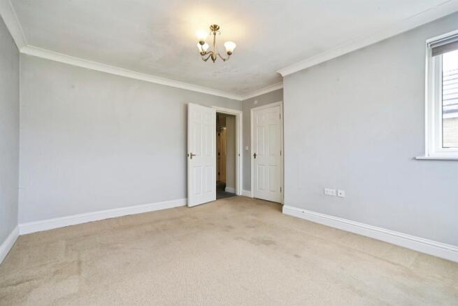 5 bed Detached for sale Image 8