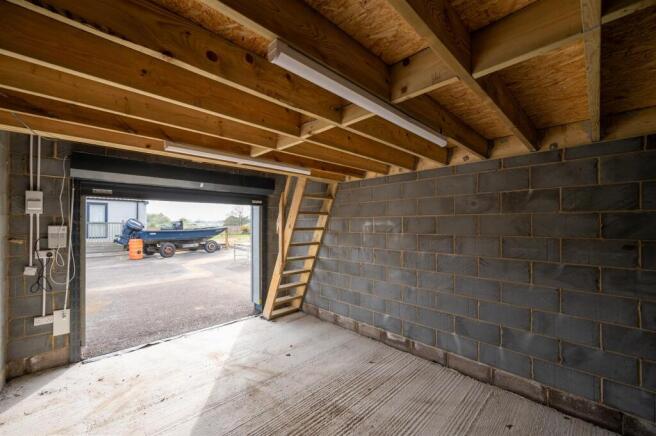 Industrial unit Yacht Haven 25 4.jpg