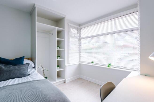 41TR - Bedroom