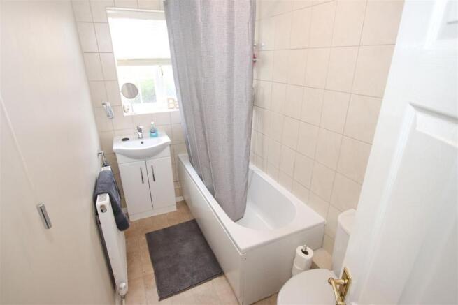 FIRST FLOOR BATHROOM