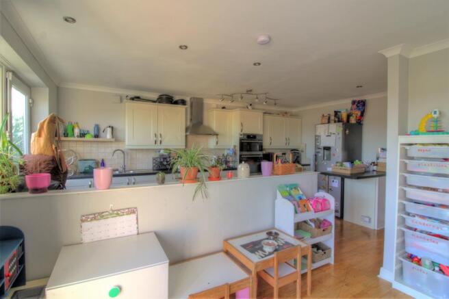 KITCHEN / PLAY AREA