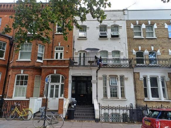 Studio flat on Barons Court Road, London, £250,000