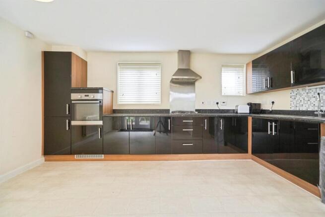 4 bed Detached for sale Image 5