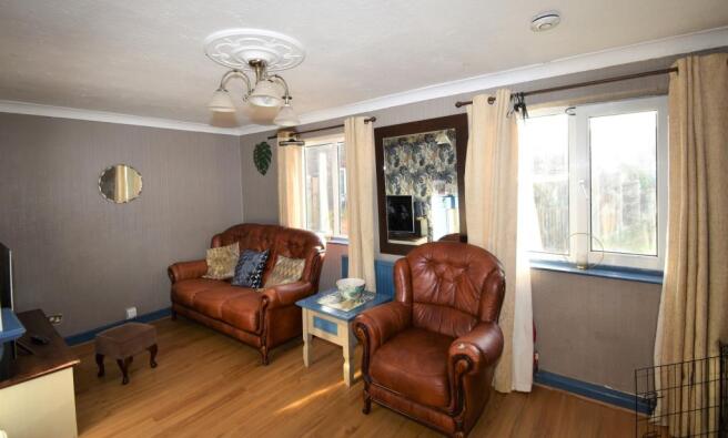 Priory Road, Featherstone (25)Living