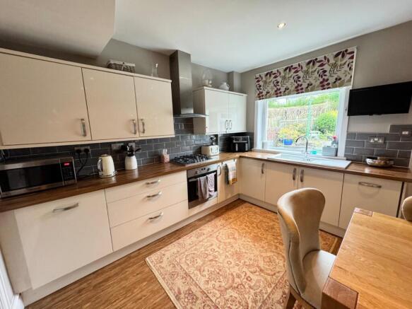 3 bed Semi-Detached to rent Image 9