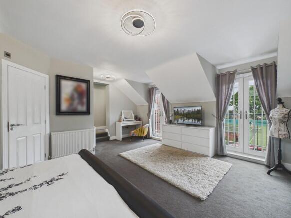 5 bed Detached for sale Image 7