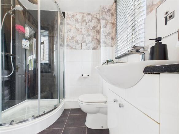 EN-SUITE BATHROOM