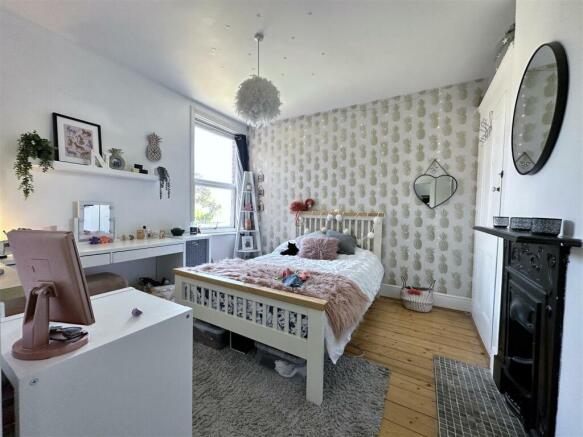 52 Alexandra Road bed 3.jpg